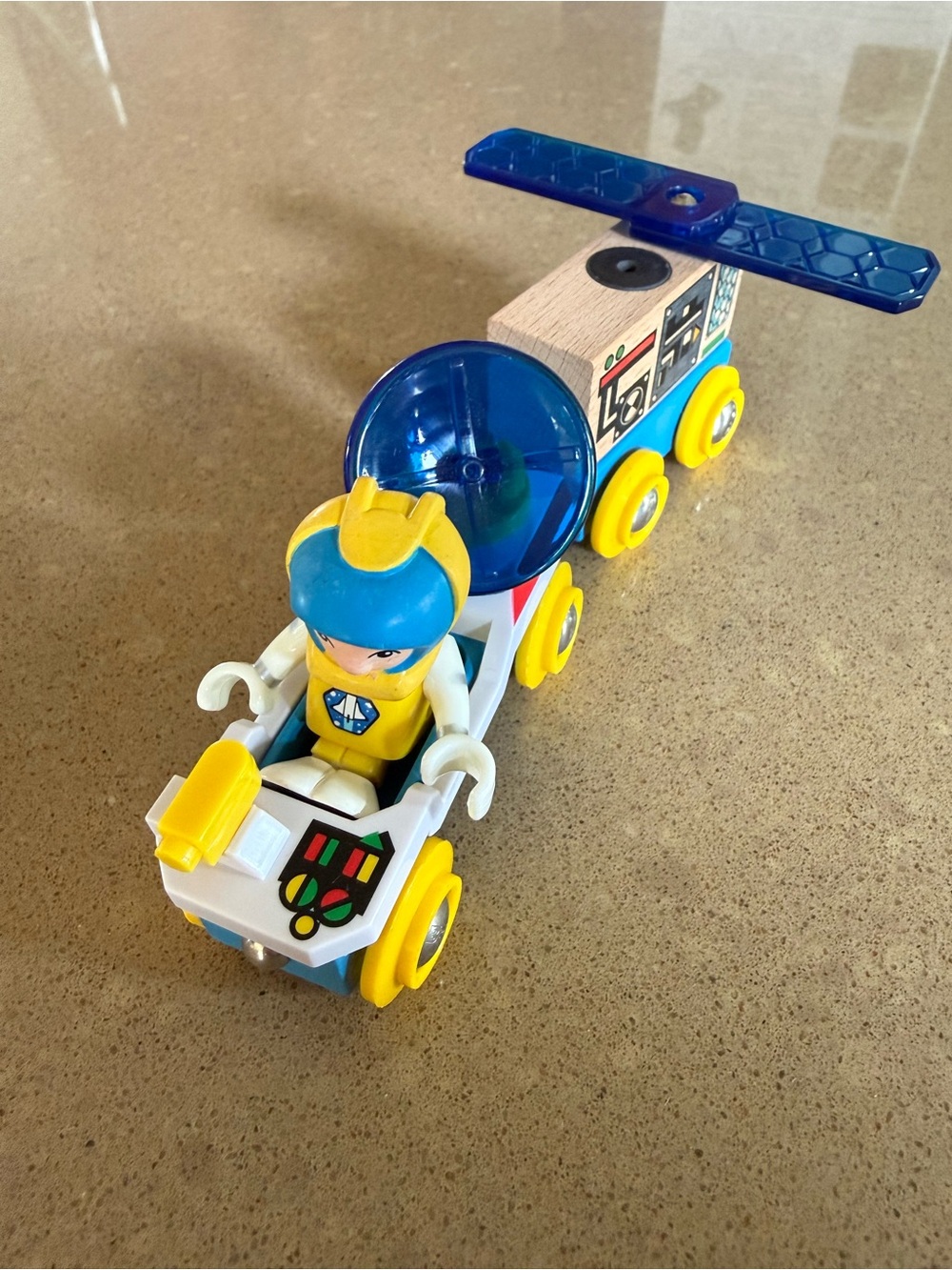 Brio 33912 Satellite Explorer Car - Picture 2 of 3